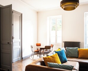 TV, books - Large Maison Bourgeoise with garden in the heart of Surgères - sleeps 14. (Surgères)