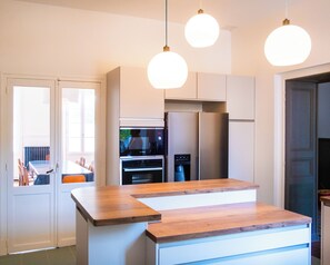 Fridge, microwave, oven, stovetop - Large Maison Bourgeoise with garden in the heart of Surgères - sleeps 14. (Surgères)