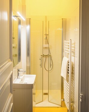 Dusche, Haartrockner, Handtücher, Seife