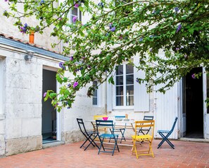 Outdoor dining - Large Maison Bourgeoise with garden in the heart of Surgères - sleeps 14. (Surgères)