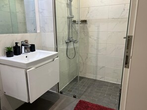 Shower, towels, soap, toilet paper - Exclusive 2-bedroom penthouse at The Lennox, Airport Residential Area (Accra)