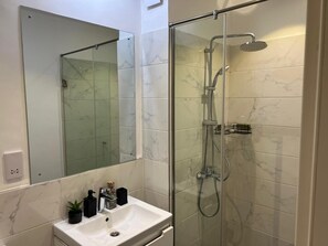 Shower, towels, soap, toilet paper - Exclusive 2-bedroom penthouse at The Lennox, Airport Residential Area (Accra)