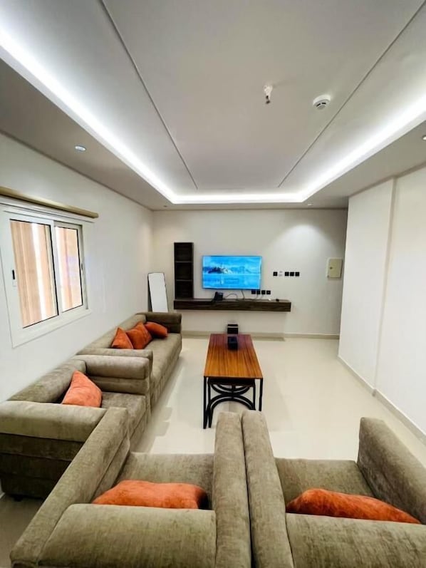 Căn hộ | Khu phòng khách | TV màn hình phẳng 55-inch có truyền hình kỹ thuật số