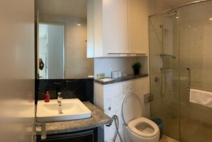 Shower, hair dryer, towels, soap - Platinum Kula Lumpur BY FAMA (Kuala Lumpur)