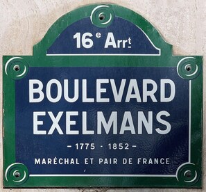 A street sign for Boulevard Exelmans, indicating the address as 16e Arrt. - Apartment in the 16th arrondissement (Paris)