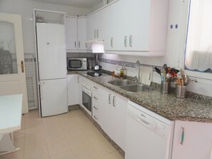Private kitchen - Bright apartment with terrace, swimming pool and parking | Up to 6 guests (Fuengirola)