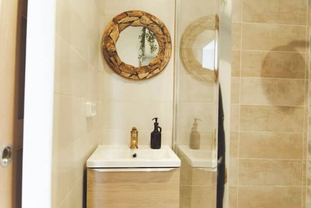 Douche, sèche-cheveux, savon