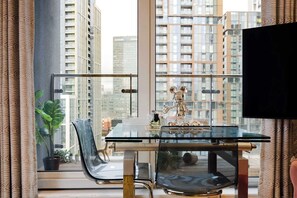 Dining - 1BDR Penthouse in Canary Wharf with Skyline Views (Greater London)
