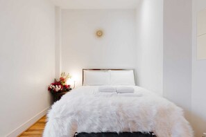 Iron/ironing board, Internet, bed sheets - 1BDR Penthouse in Canary Wharf with Skyline Views (Greater London)
