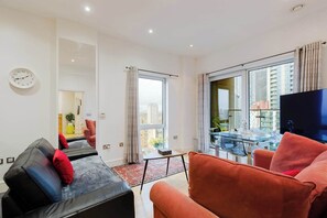 TV - 1BDR Penthouse in Canary Wharf with Skyline Views (Greater London)