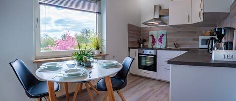 Geladeira, micro-ondas, fogão, cooktop