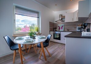 Kylskåp, mikrovågsugn, ugn och spishäll