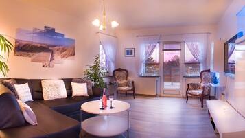 Tv och ett bordtennisbord