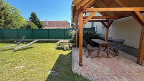 Outdoor dining - Holiday home with small pool, garden and terrace (Balatonmáriafürdő)