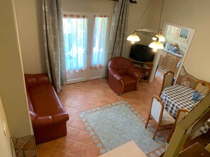 TV - Holiday home with small pool, garden and terrace (Balatonmáriafürdő)
