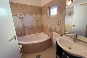 Bathroom - Holiday home with small pool, garden and terrace (Balatonmáriafürdő)
