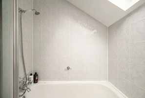 Hair dryer, towels, soap, shampoo - Stylish Central New Town Apartment | Private Entrance (Edinburgh)