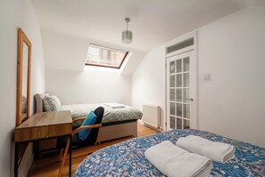 2 dormitorios, tabla de planchar con plancha, cuna de viaje