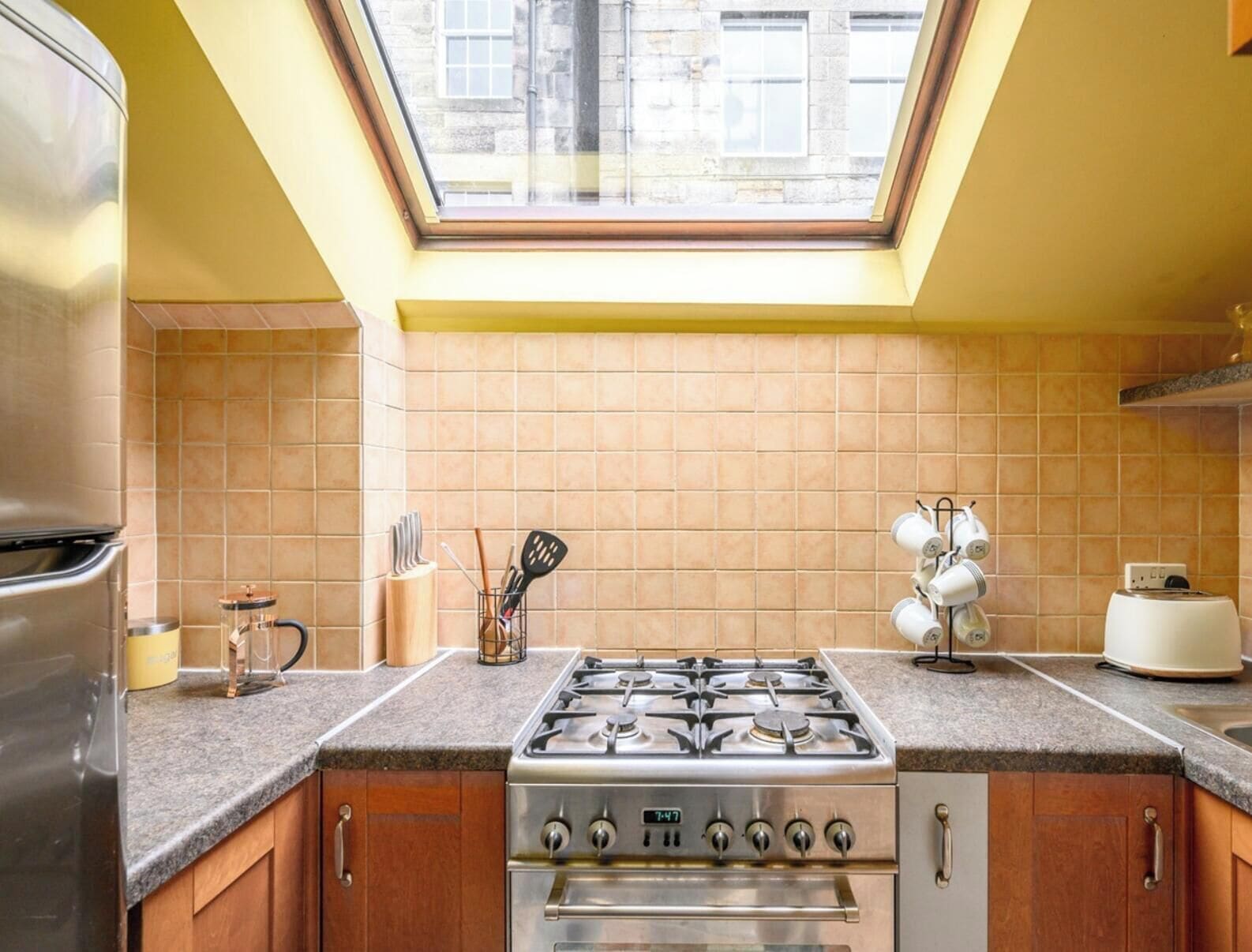 Frigorífico, microondas, horno y placa de cocina