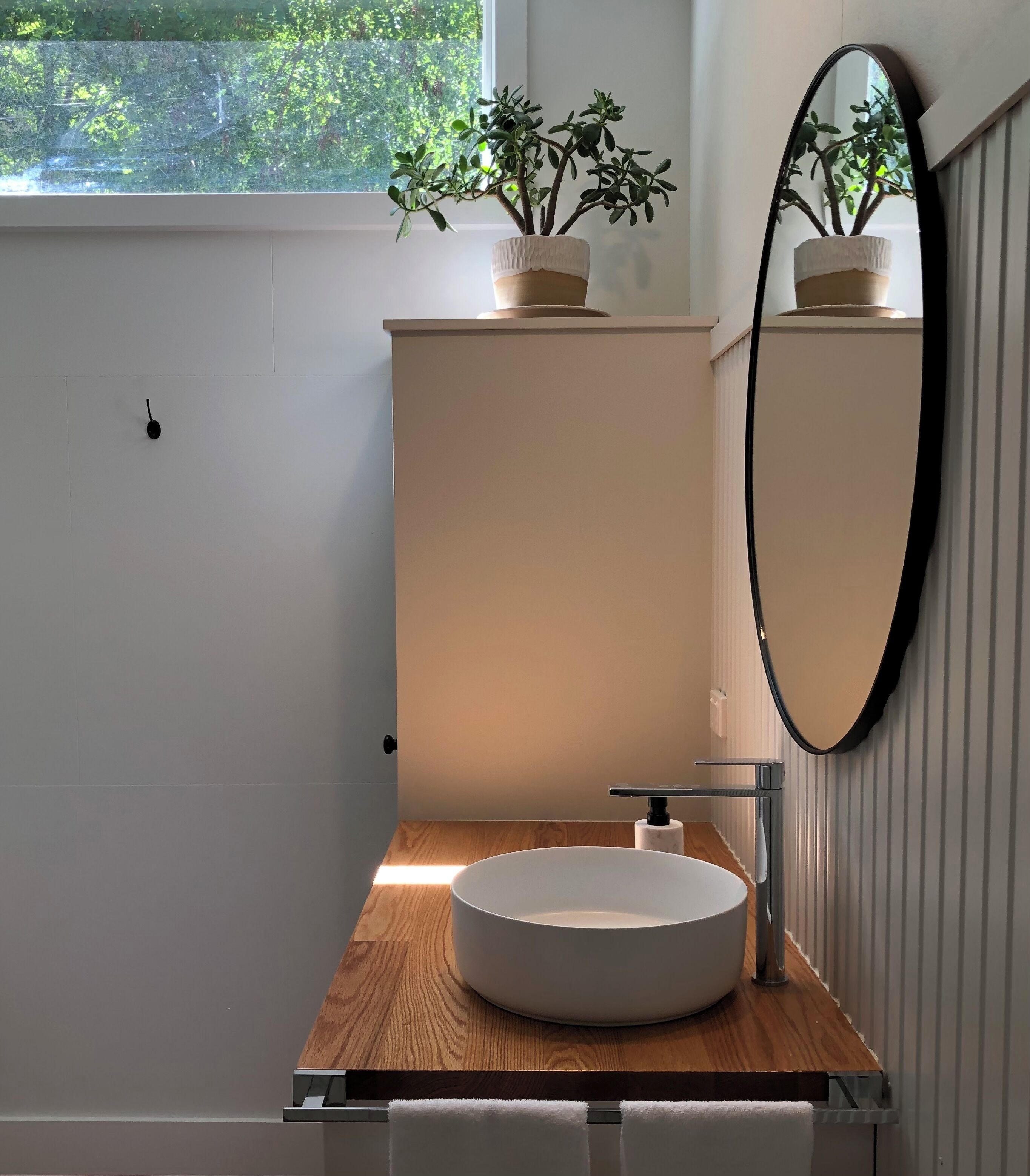 Sèche-cheveux, serviettes fournies, savon, papier toilette