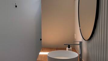 SĂšche-cheveux, serviettes fournies, savon, papier toilette