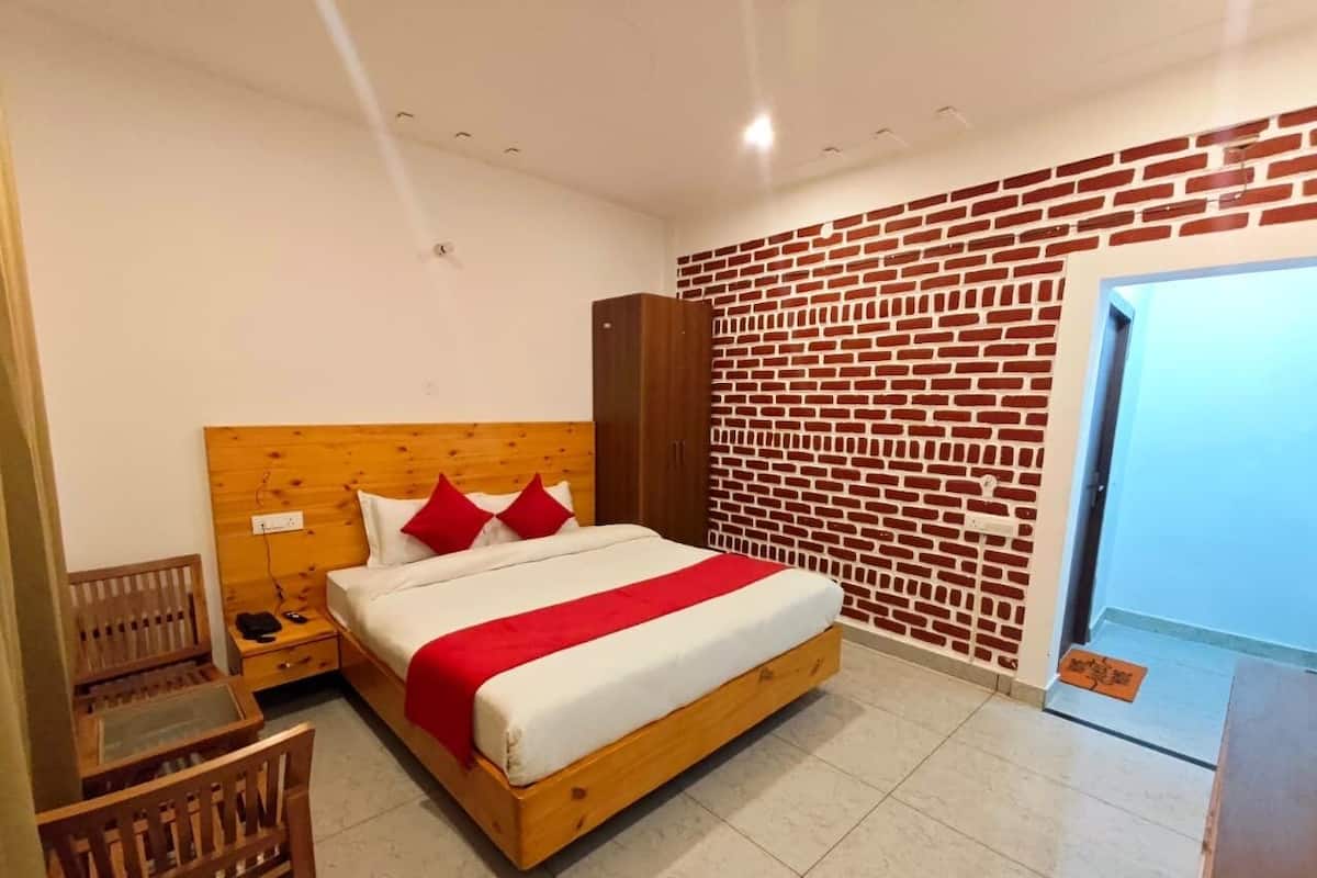 Deluxe Double Room, Balcony, Mountain View | Desk, laptop workspace, iron/ironing board, free WiFi