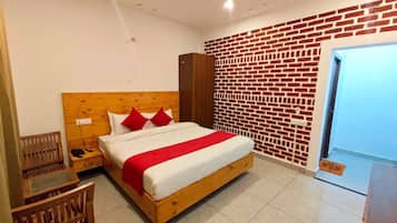 Deluxe Double Room, Balcony, Mountain View | Desk, laptop workspace, iron/ironing board, free WiFi