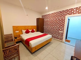 Deluxe with Balcony | Desk, laptop workspace, iron/ironing board, free WiFi