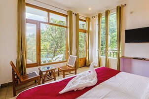 Standard Room with Garden View | Desk, laptop workspace, iron/ironing board, free WiFi