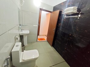 Deluxe Double Room, Balcony, Mountain View | Bathroom | Separate tub and shower, free toiletries, hair dryer, towels - Mukteshwar Valley Resort (Dhanachuli)