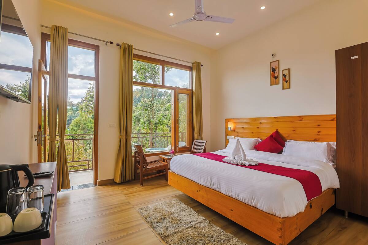 Deluxe Double Room, Balcony, Mountain View | Meja, ruang kerja komputer riba, seterika/papan seterika, Wi-fi percuma 