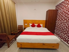 Habitación Deluxe doble, balcón, vistas a la montaña | Escritorio y espacio para trabajar con un portátil