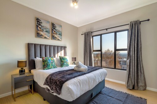 Gorgeous 2-bedroom condo in cool Sandton with fitness room