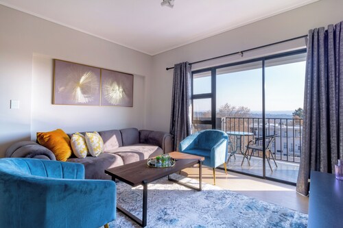 Gorgeous 2-bedroom condo in cool Sandton with fitness room