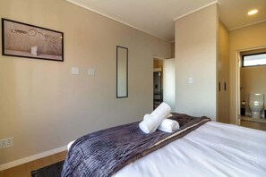 2 bedrooms, WiFi - Akaru Hide Away (Sandton)