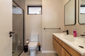 Douche, séchoir à cheveux, bidet, serviettes fournies