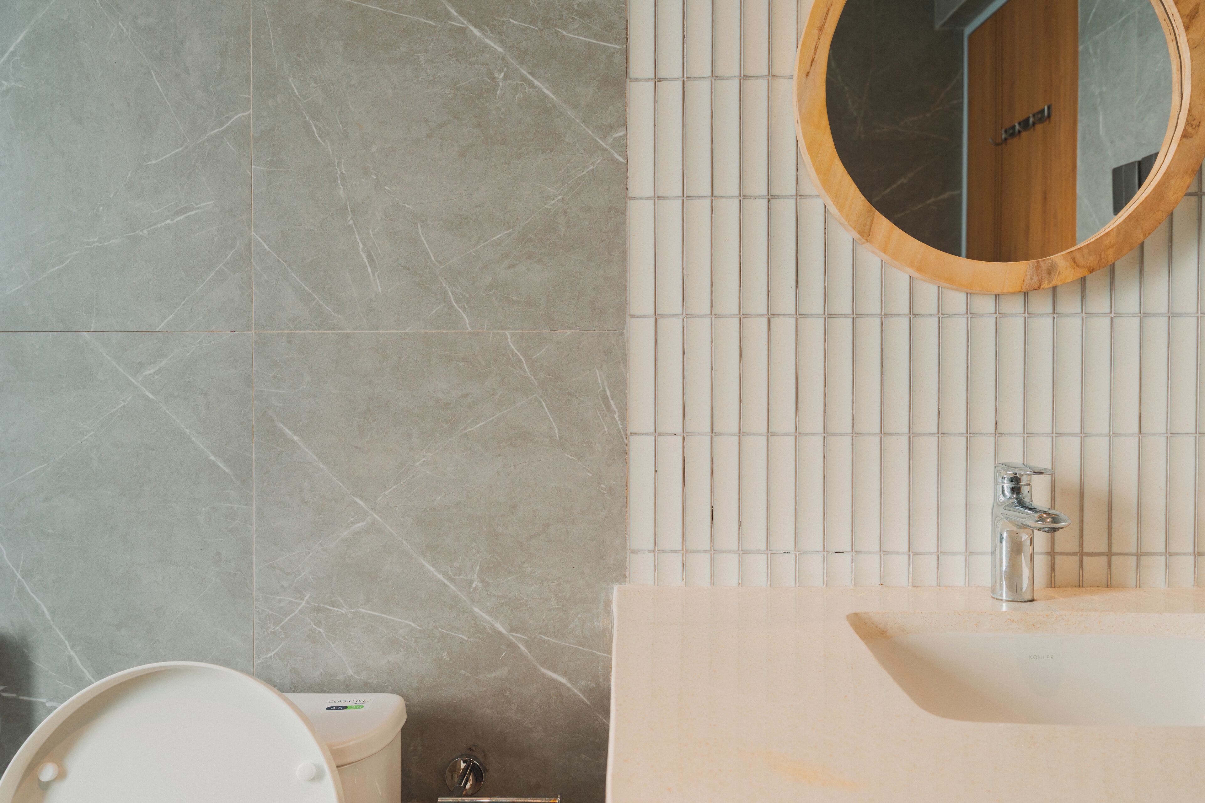 Un baño con inodoro, lavabo y espejo.