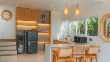 Villa Design, 2 chambres, piscine privée | Cuisine privée | Réfrigérateur, micro-ondes, plaque de cuisson