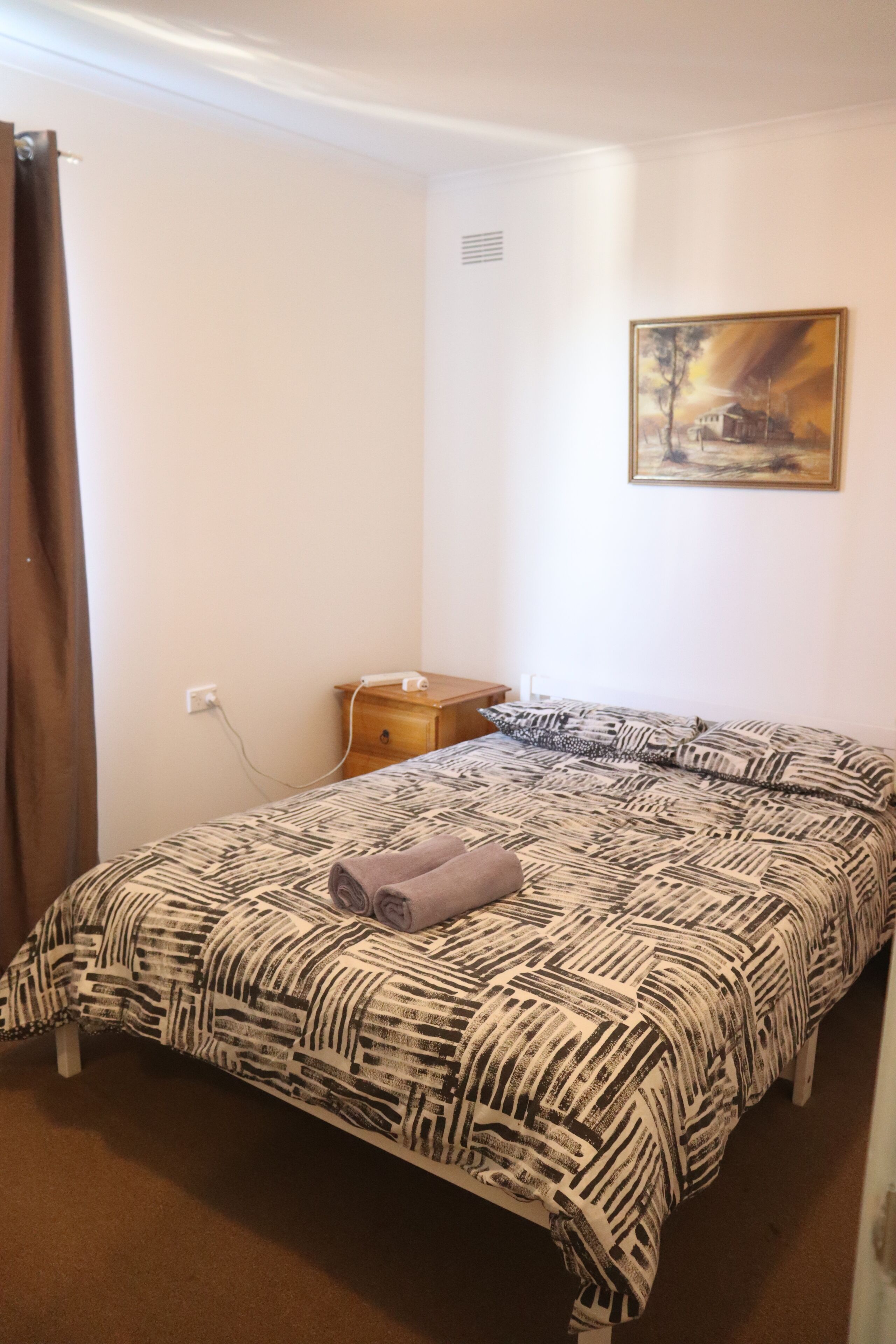 3 habitaciones, tabla de planchar con plancha y cuna de viaje 