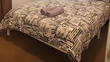 3 habitaciones, tabla de planchar con plancha y cuna de viaje