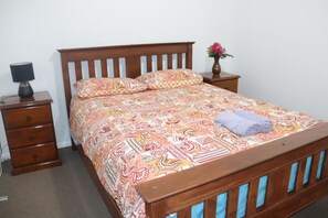 3 bedrooms, iron/ironing board, travel cot, free WiFi - The Sundown Stay (Dubbo)