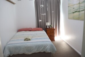 3 chambres, fer et planche à repasser, lit de bébé portatif