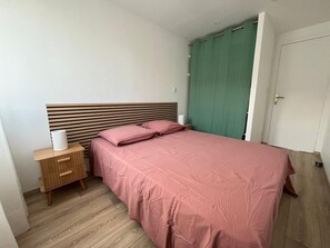 2 dormitorios, tabla de planchar con plancha, wifi gratis y ropa de cama