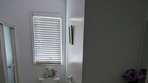 Une salle de bain avec des toilettes, un lavabo et une fenêtre.