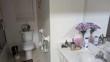 Suihku, hiustenkuivaaja, pyyhkeet, saippua