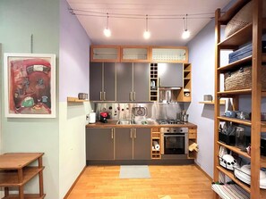 Kühlschrank, Ofen, Herdplatte, Wasserkocher mit Kaffee-/Teezubehör