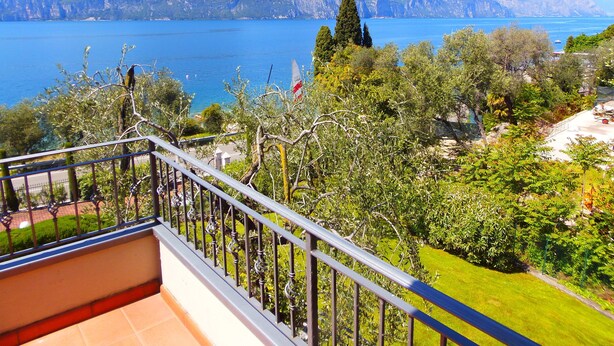 A balcony with a view of a mountainous landscape and a body of water. - Casa Pagani  (Brenzone sul Garda)