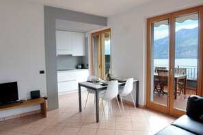 Condo, 2 habitaciones, balcón, vista al lago | Restaurantes