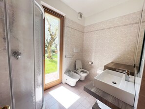 公寓客房, 湖景 | 浴室 | 淋浴設備、吹風機、毛巾