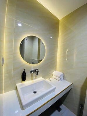 Superior Room | Bathroom | Shower, slippers, toilet paper - The Manak Bagh (Sehore)